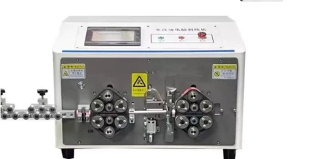This is an automatic power cable cutting stripping machine which can strip sheath and cores simultaneously in wire harness processing.