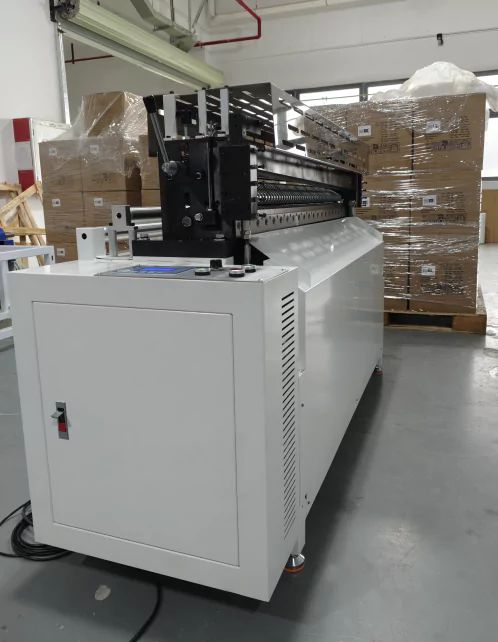 this is an automatic roll to sheet slitting cutting machine for film foil paper in many industries.